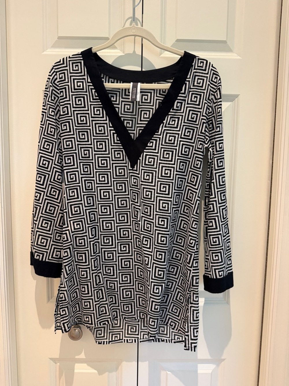 Kenneth Cole Reaction Black and White Geometric Tunic Top
